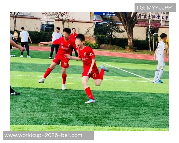 热爱足球的小伙伴们快来加入我们的足球队，共同追逐梦想与荣耀